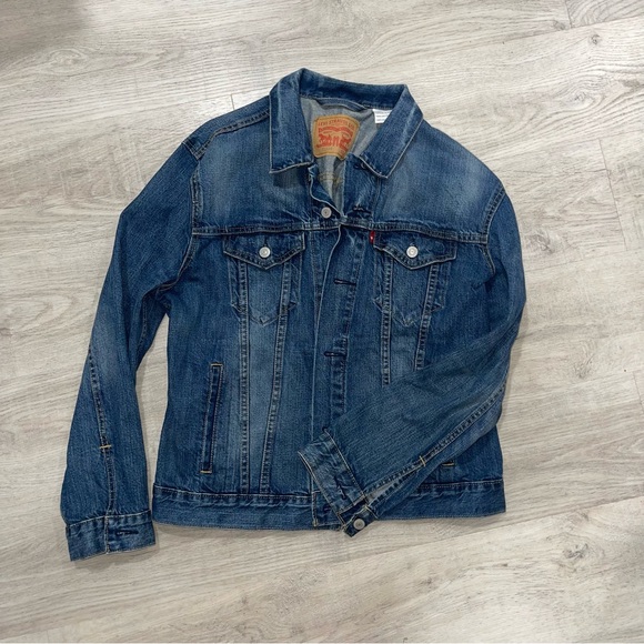 Levi's Jackets & Blazers - Levi Denim Jacket Size Medium